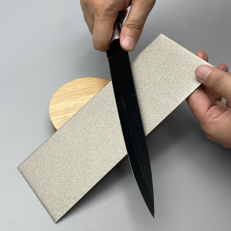 مبراة سكاكين احترافية بحجم كبي - مراجعة Clipper Blade Sharpener Stone وسعره